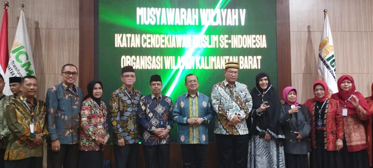 MUSWIL: Pj Bupati Mempawah Ismail foto bersama dalam pembukaan Muswil ICMI.