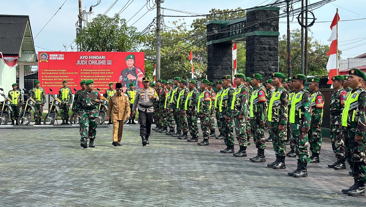 KESIAPAN: Dandim bersama Pj Bupati dan Kapolres mengecek kesiapan prajurit.