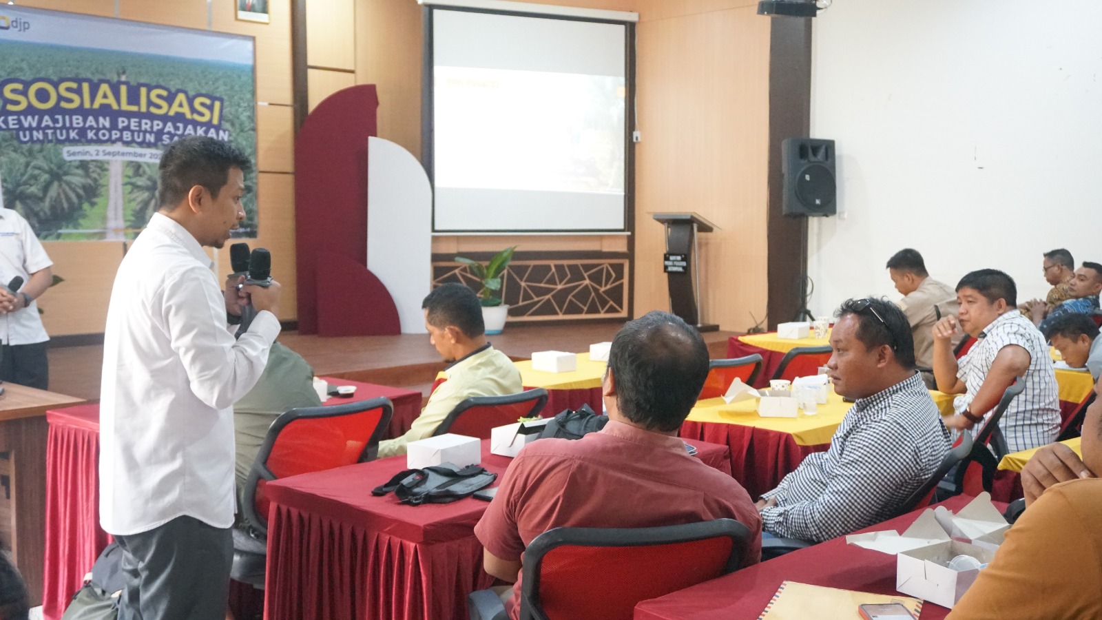 SOSIALISASI: Narasumber menyampaikan tanggapan atas pertanyaan dari peserta kegiatan. KPP Pratama Ketapang menyelenggarakan sosialisasi perpajakan Koperasi Perkebunan Kelapa Sawit, Senin (2/9).