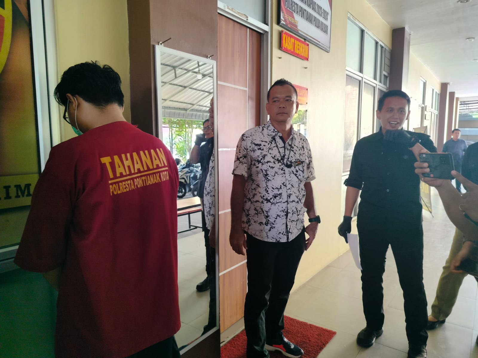 Tersangka MR diamankan di Mapolresta Pontianak, Selasa (3/9).(ADONG EKO/PONTIANAK POST)