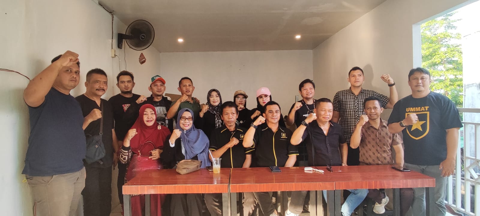 Pengurus DPW dan DPD Partai Ummat di Kalimantan Barat menggelar jumpa pers di Kafe Mamamia 89, Jalan Putri Candramidi, Selasa (3/9) sore.(DENI HAMDANI/PONTIANAK POST)