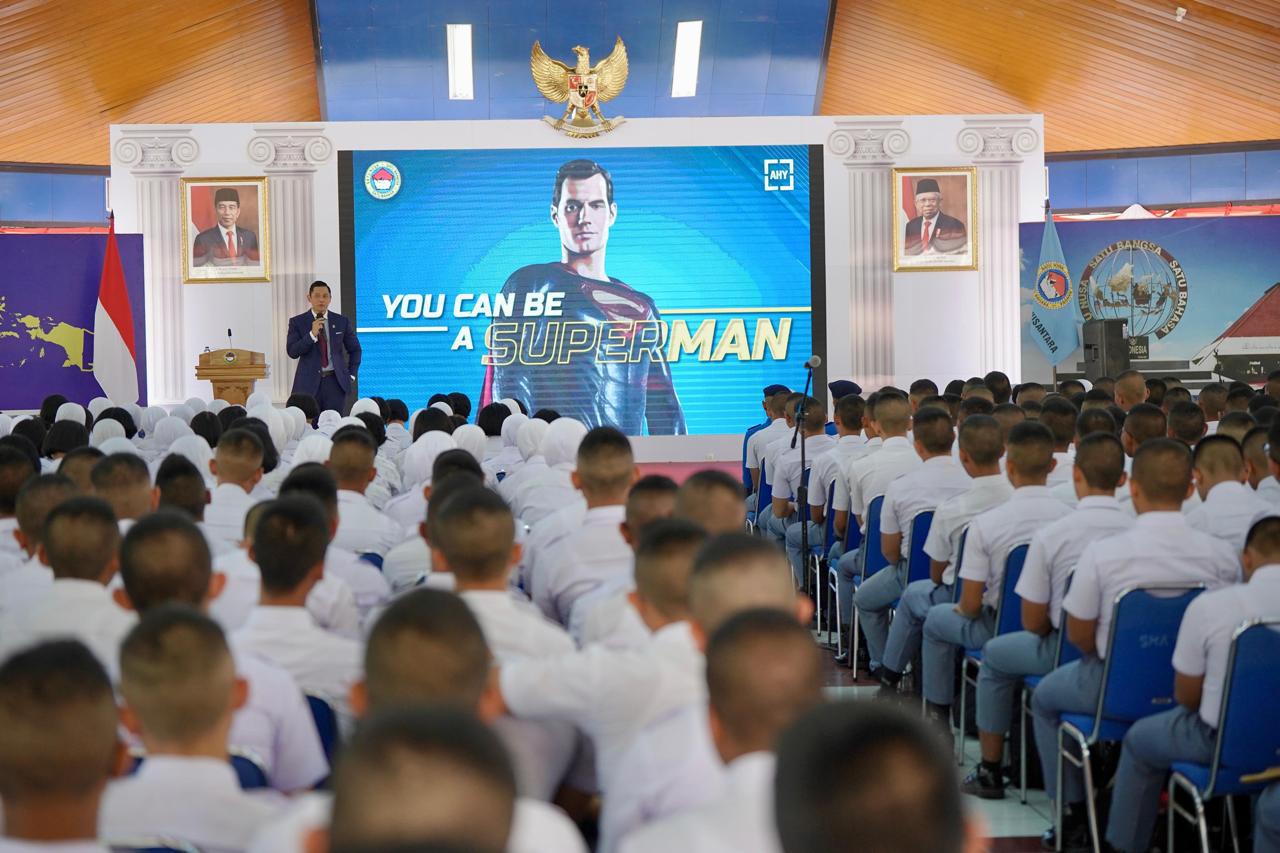 Menteri AHY memberikan ceramah kepada 1.099 siswa/siswi SMA Taruna Nusantara di Kabupaten Magelang, Provinsi Jawa Tengah, Senin (02/09/2024).