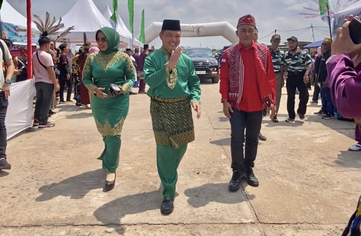 Ria Norsan dan Krisantus saat tiba di perayaan event budaya Robo
