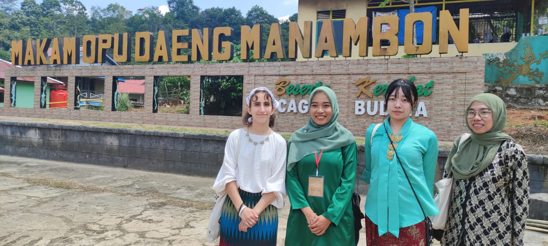 IKUT : Sophie dan Shizuka bersama kedua pendampingnya saat mengikuti ritual ziarah ke makam Opu Daeng Menambon di Sebukit Rama pada Selasa (3/9).