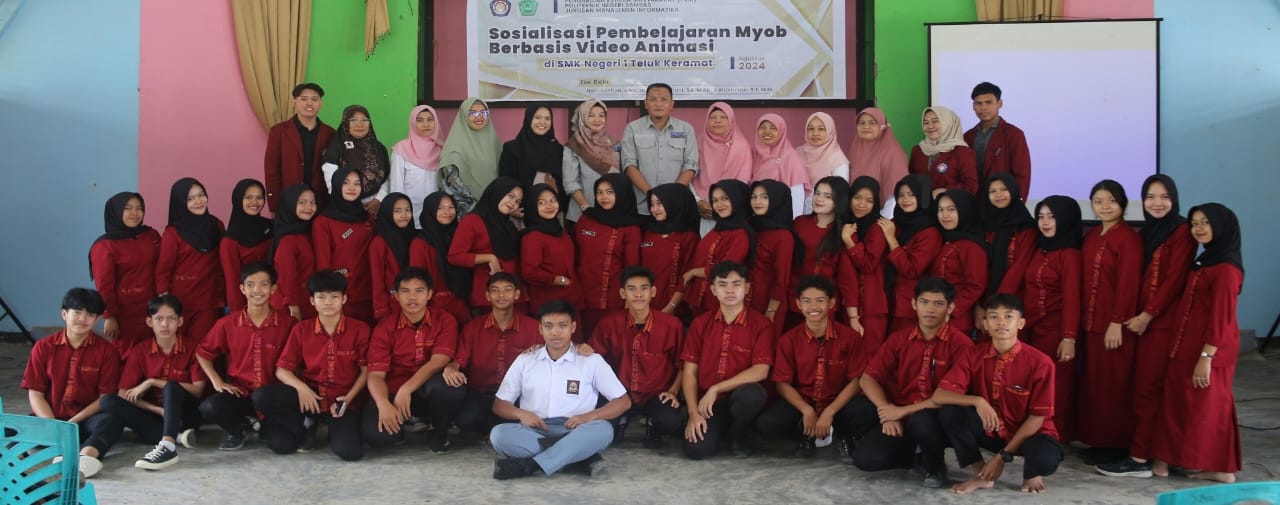 Dosen Poltesa bersama dewan guru dan pelajar SMK N I Teluk Keramat usai melaksanakan sosialisasi MYOB berbasis video animasi.