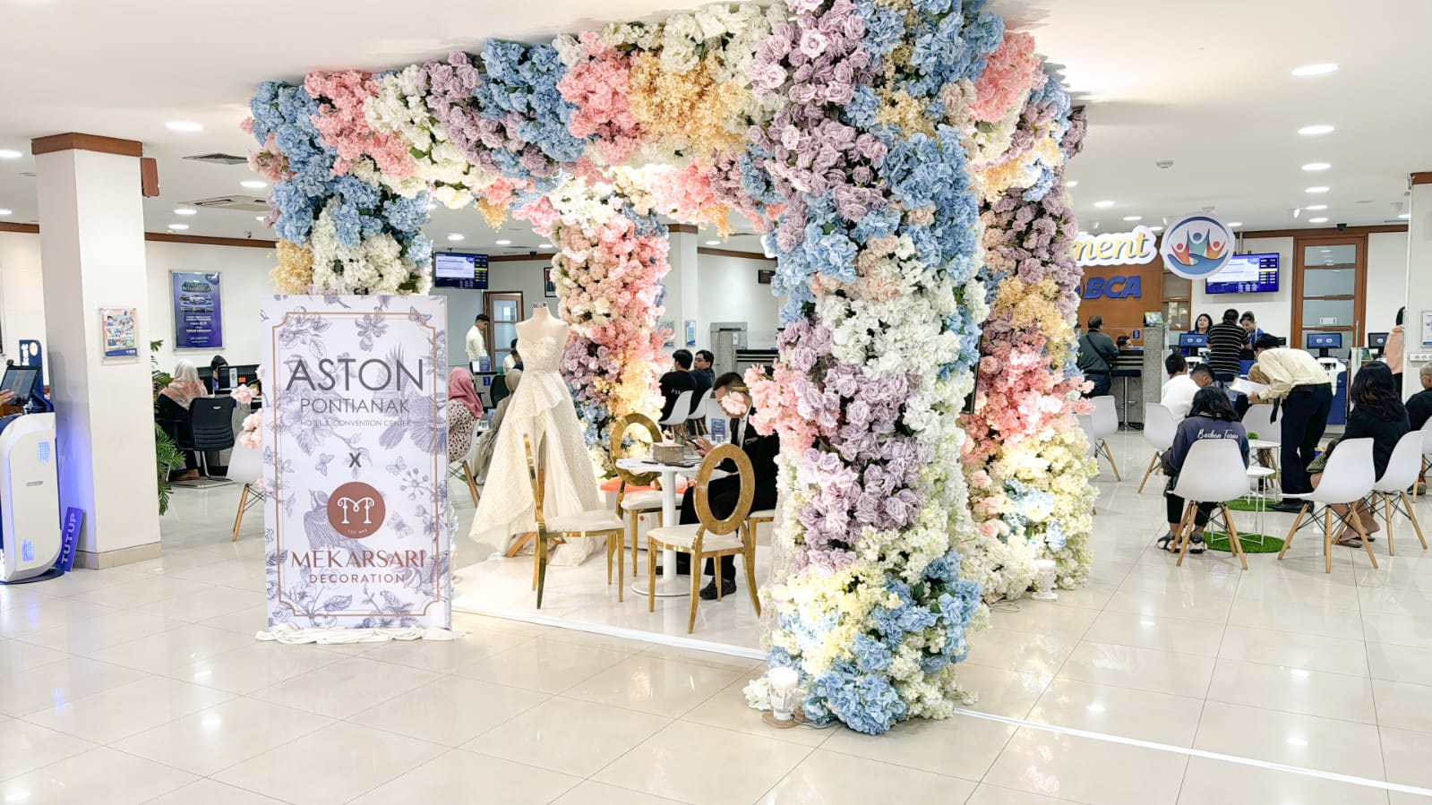 Booth Aston Pontianak x Mekarsari Decoration di Hall BCA KCU Pontianak.