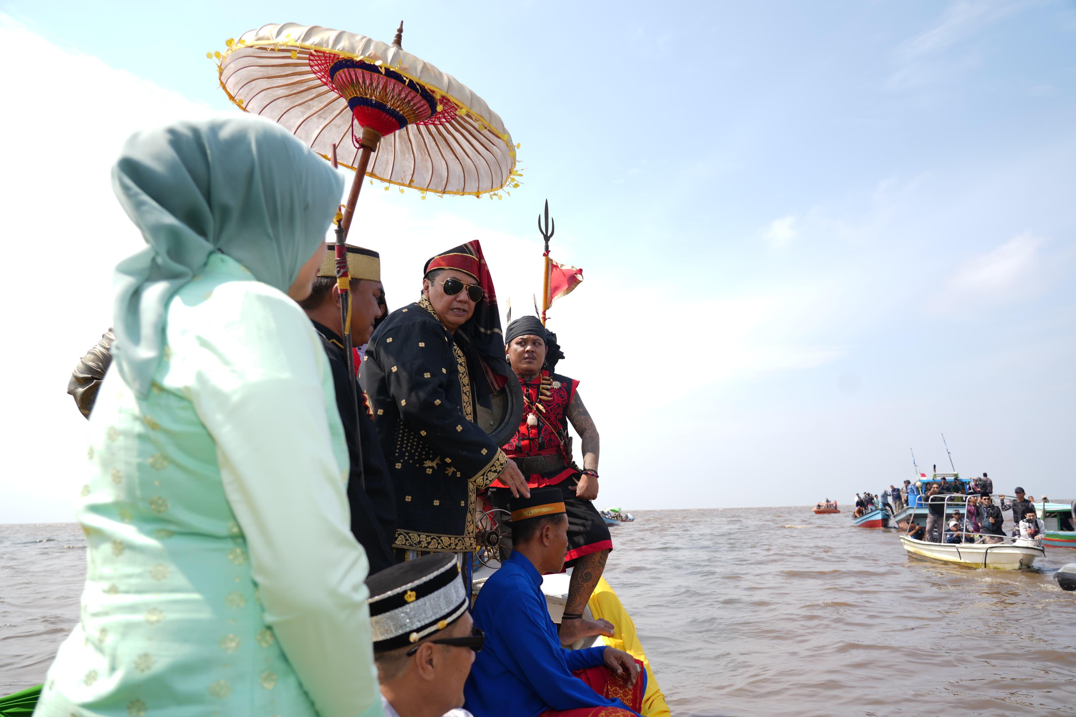 ROBO-ROBO : Kepala Disporapar Kalbar Windy Prihastari menaiki kapal saat mengikuti ritual buang-buang rangkaian festival robo-robo di Kabupaten Mempawah, Rabu (4/9).
