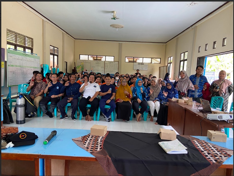 FOTO BERSAMA : Foto bersama saat kegiatan PKM Jurusan Ilmu Kelautan FMIPA Untan dengan masyarakat di Pantai Tanjung Burung.