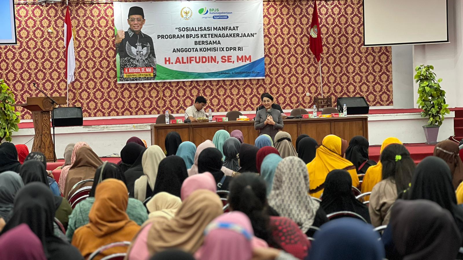 Sosialisasi program jaminan sosial perlindungan ketenagakerjaan dalam sosialisasi manfaat Badan Penyelenggara Jaminan Sosial (BPJS) Ketenagakerjaan.