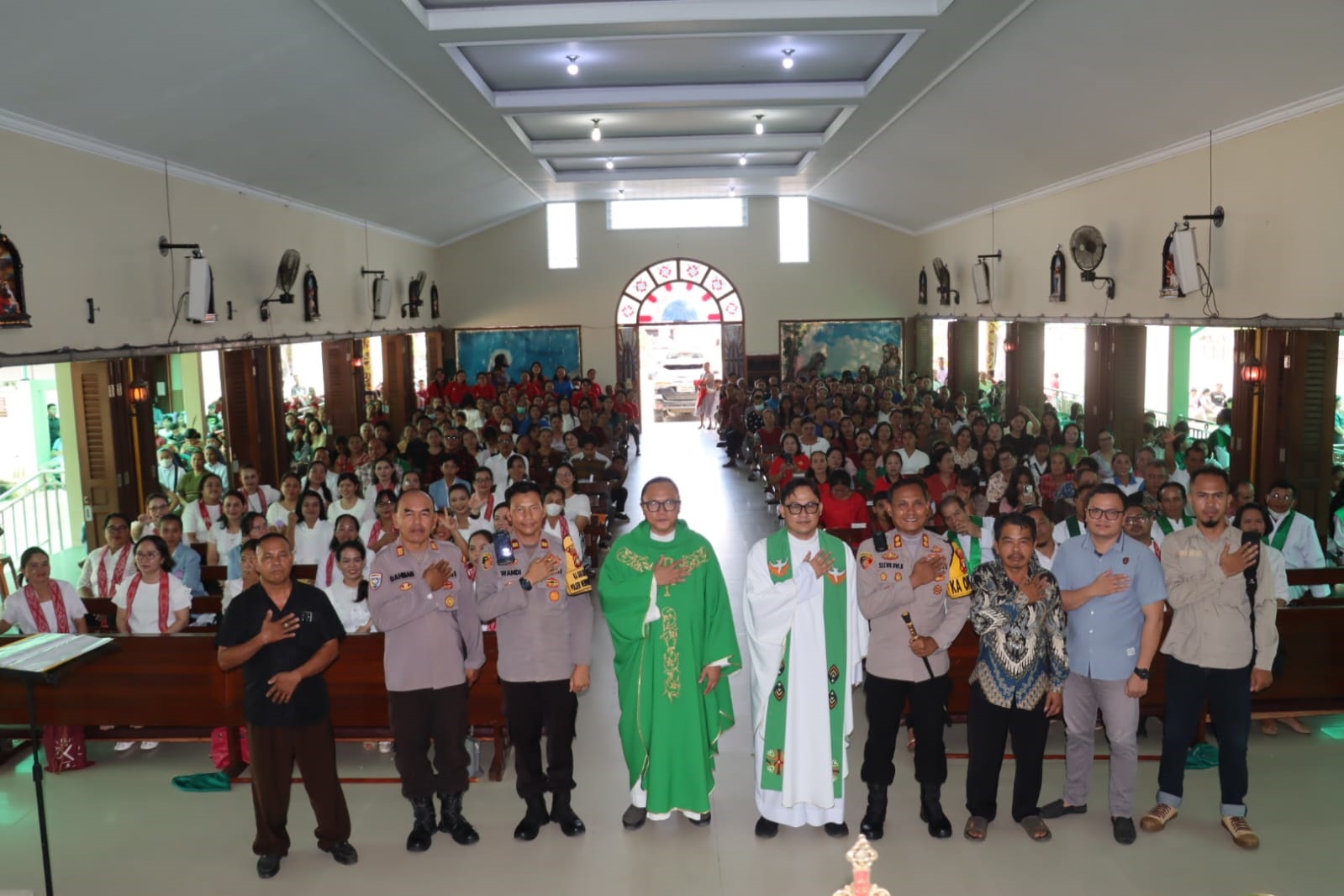 DIABADIKAN: Kapolres Landak AKBP Siswo Dwi Nugroho dan jajarannya berfoto bersama Kepala Paroki St Yusuf, Karangan, Pastor Robert Ciprian Calderon saat memberikan pengarahan di gereja tersebut.