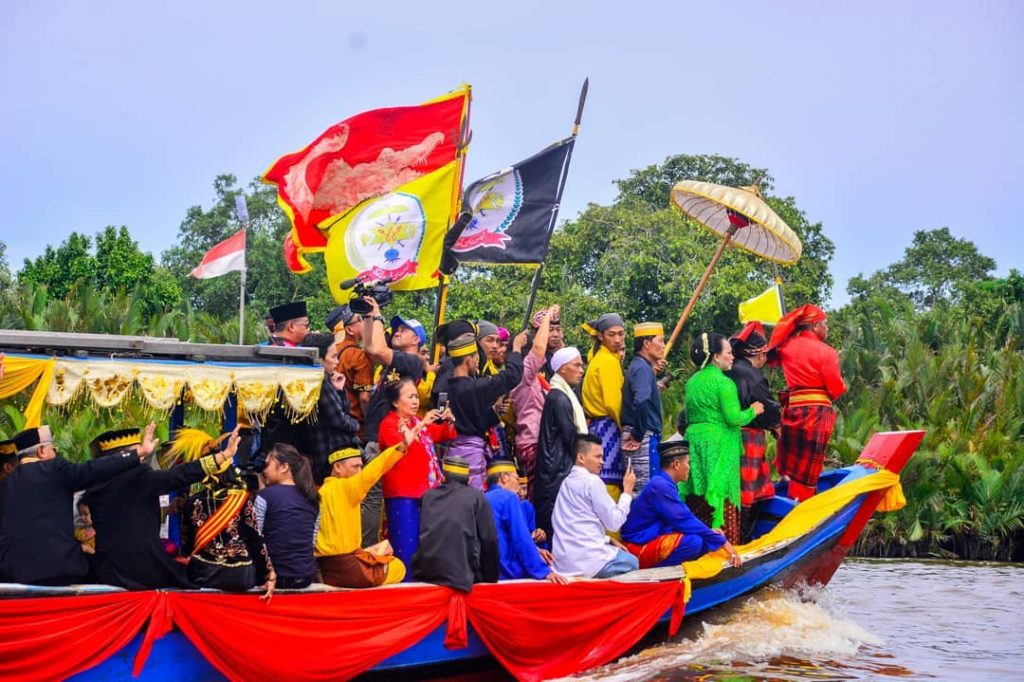 NAPAK TILAS: Napak tilas sedatangan Opu Daeng Menambon ke Mempawah yang diperankan Raja Mempawah Pangeran Ratu Mulawangsa Mardan Adijaya Kesuma Ibrahim. PERPUS IAIN PONTIANAK