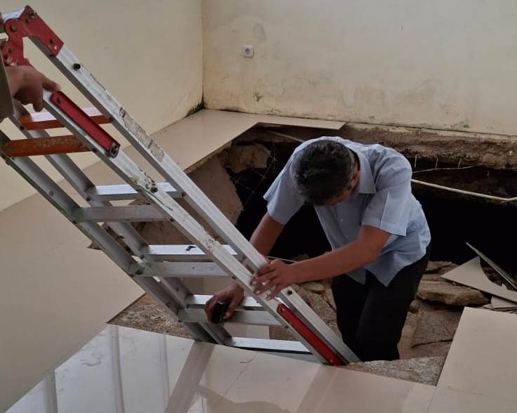 AMBRUK: Lantai di ruangan komite medik, Rumah Sakit Umum Daerah (RSUD) Sultan Muhammad Jamaludin I, ambruk.(ISTIMEWA)
