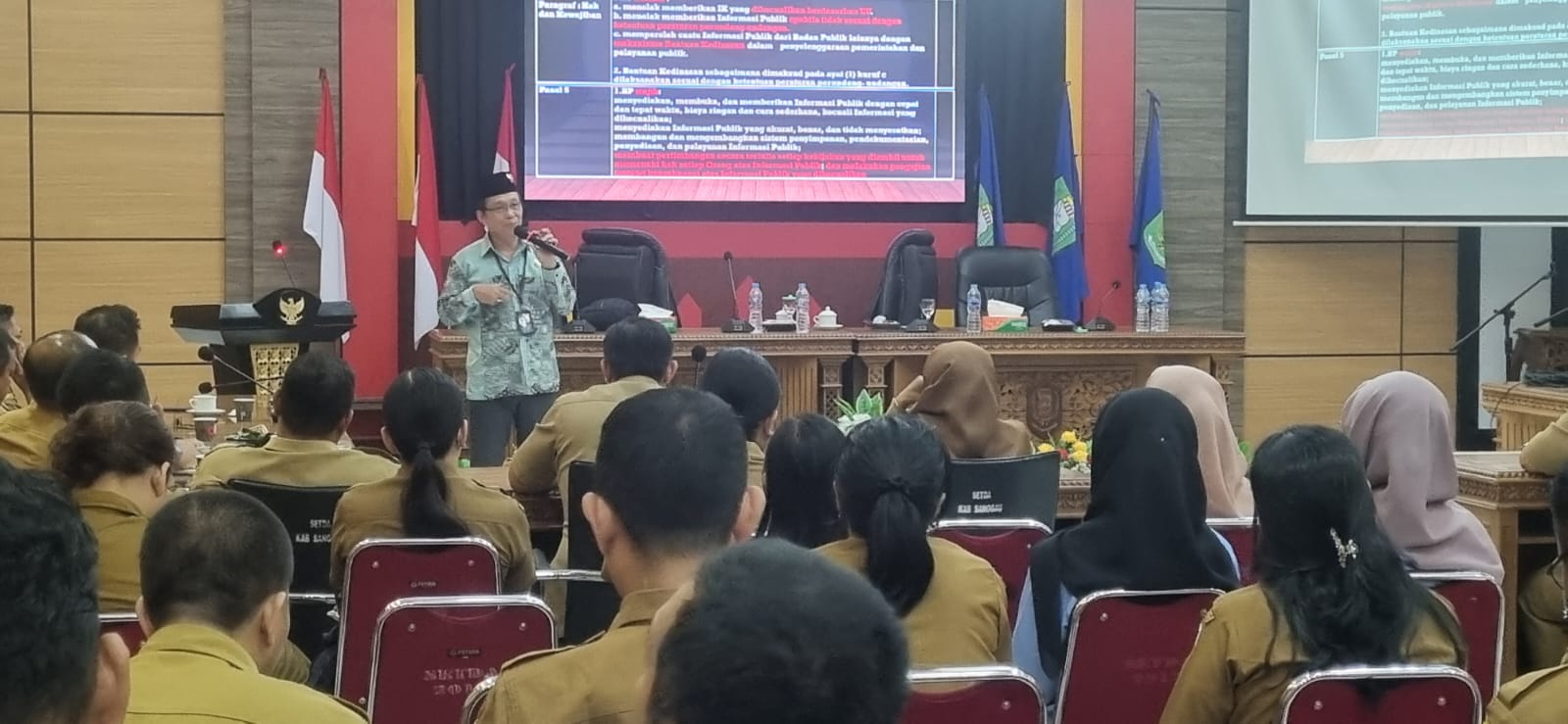 MATERI : Komisioner Komisi Informasi saat menyampaikan materi tentang pengujian konsekuensi terhadap informasi yang dikecualikan dengan seksama dan ketelitian bersama PPID di Ruang Rapat Daranante.