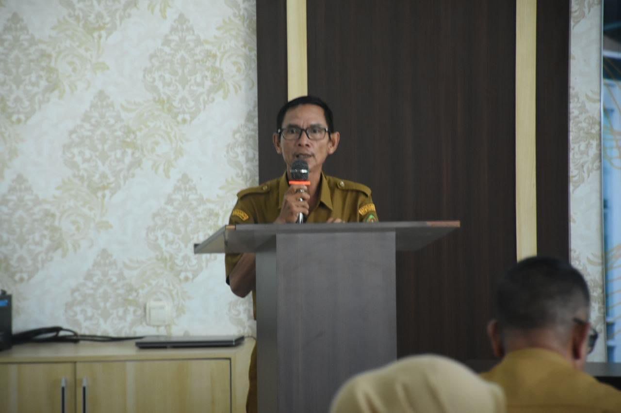ARAHAN : Staf Ahli Bupati, Absalon, memberikan arahan saat membuka rapat koordinasi pelayanan publik di RSUD dr. Agoesdjam Ketapang, Selasa (3/9).