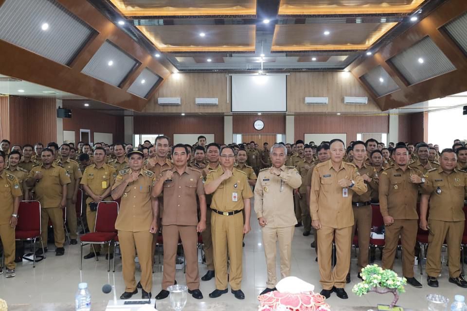 PEMBEKALAN: Bupati Ketapang, Martin Rantan, memimpin rapat pembekalan dan sinkronisasi perubahan masa jabatan kepala desa di Ruang Rapat Utama Kantor Bupati Ketapang, Selasa (3/9).