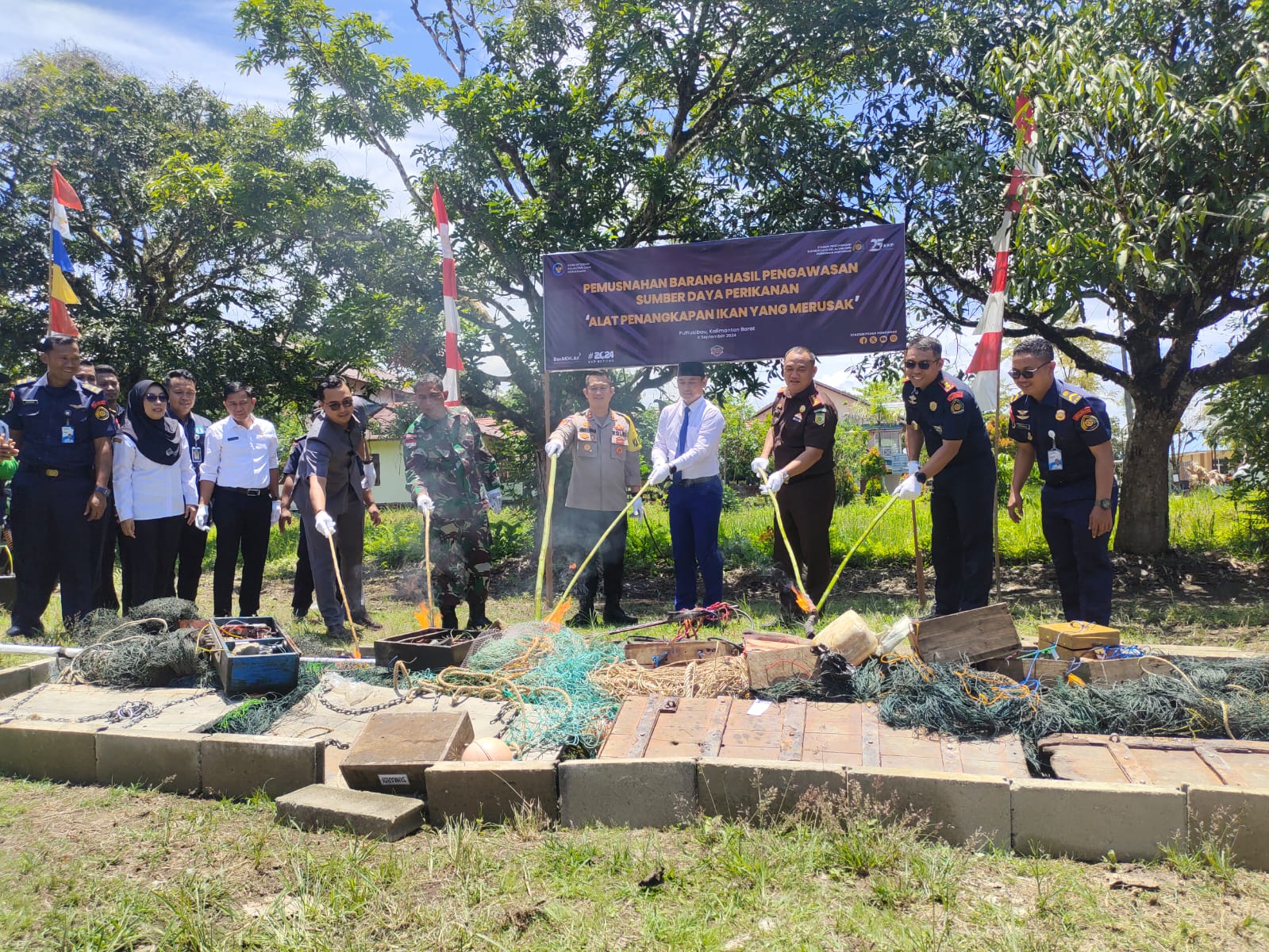 DIMUSNAHKAN: Pemusnahan dan penandatanganan berita acara pemusnahan alat tangkap ikan yang merusak dilakukan PSKP Pontianak bersama Forkompinda Kapuas Hulu.