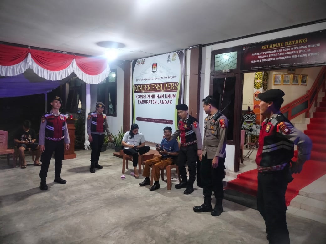 PATROLI: Anggota Subsatgas Preventif Operasi Mantap Praja Kapuas 2024 Polres Landak saat melakukan patroli di Kantor KPU dan Bawaslu Landak.