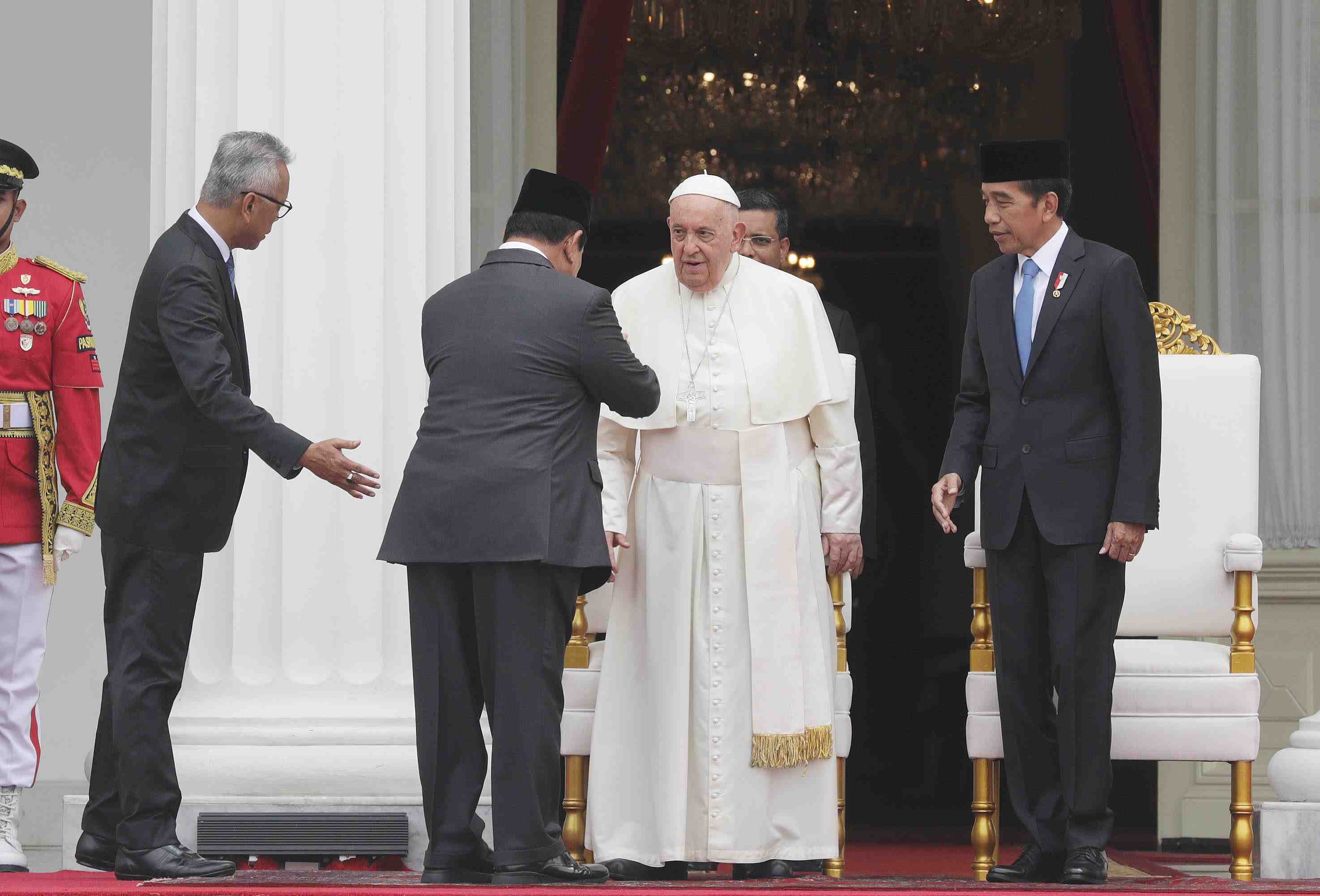 BAHAS PERDAMAIAN: Presiden Joko Widodo bersama pemimpin Takhta Suci Vatikan Sri Paus Fransiskus melakukan pertemuan di Istana Merdeka, Jakarta, kemarin (4/9).