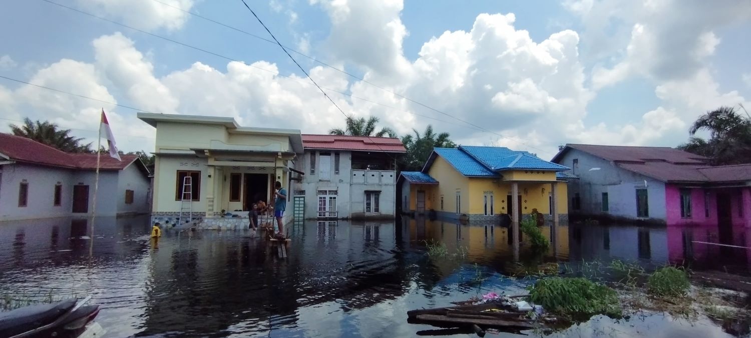BANJIR : Salah satu lingkungan pemukiman masyarakat di Desa Pasir yang terendam banjir.
