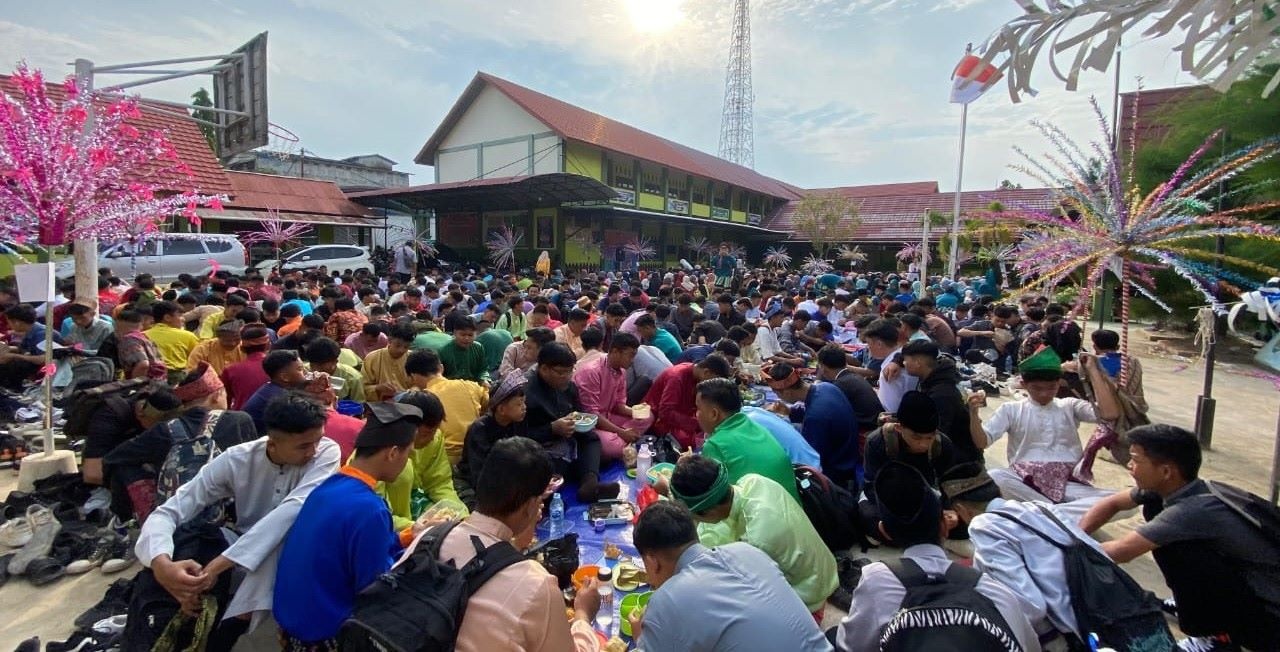 saprahan : Ratusan siswa SMAN 1 Sungai Pinyuh makan saprahan.