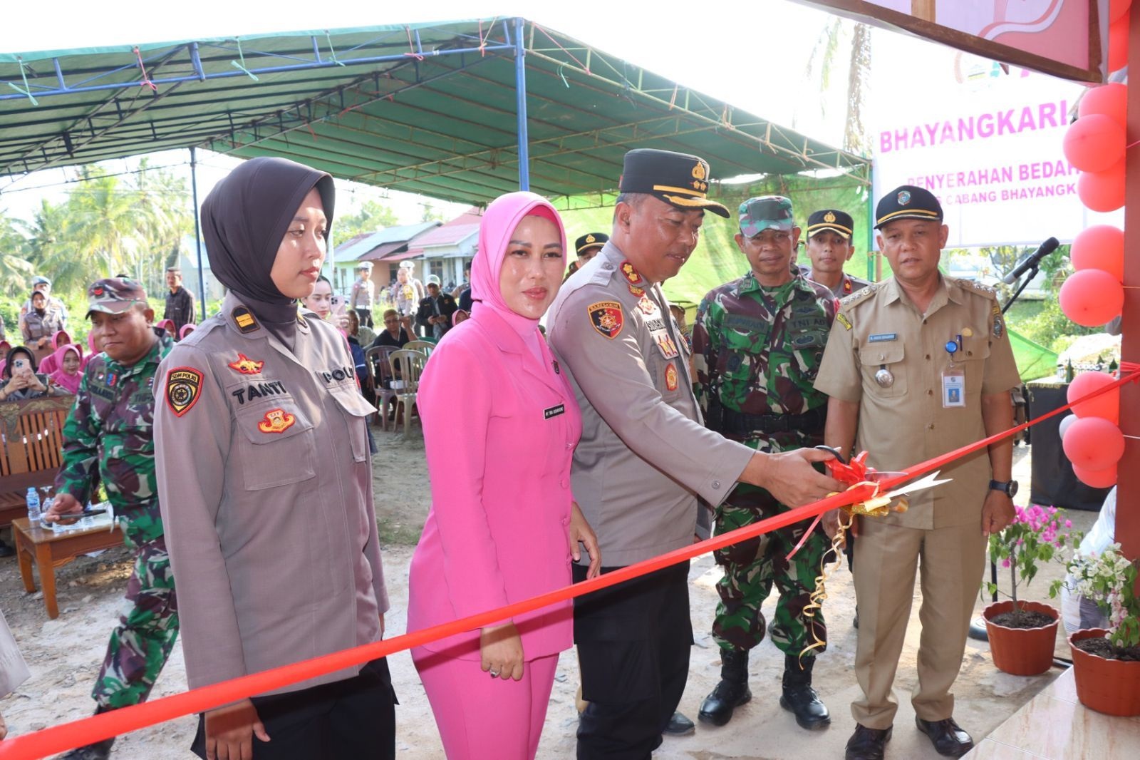 SYUKURAN : Kapolres menggunting pita dalam acara syukuran peringatan Hari Jadi Polwan ke-76.&nbsp;