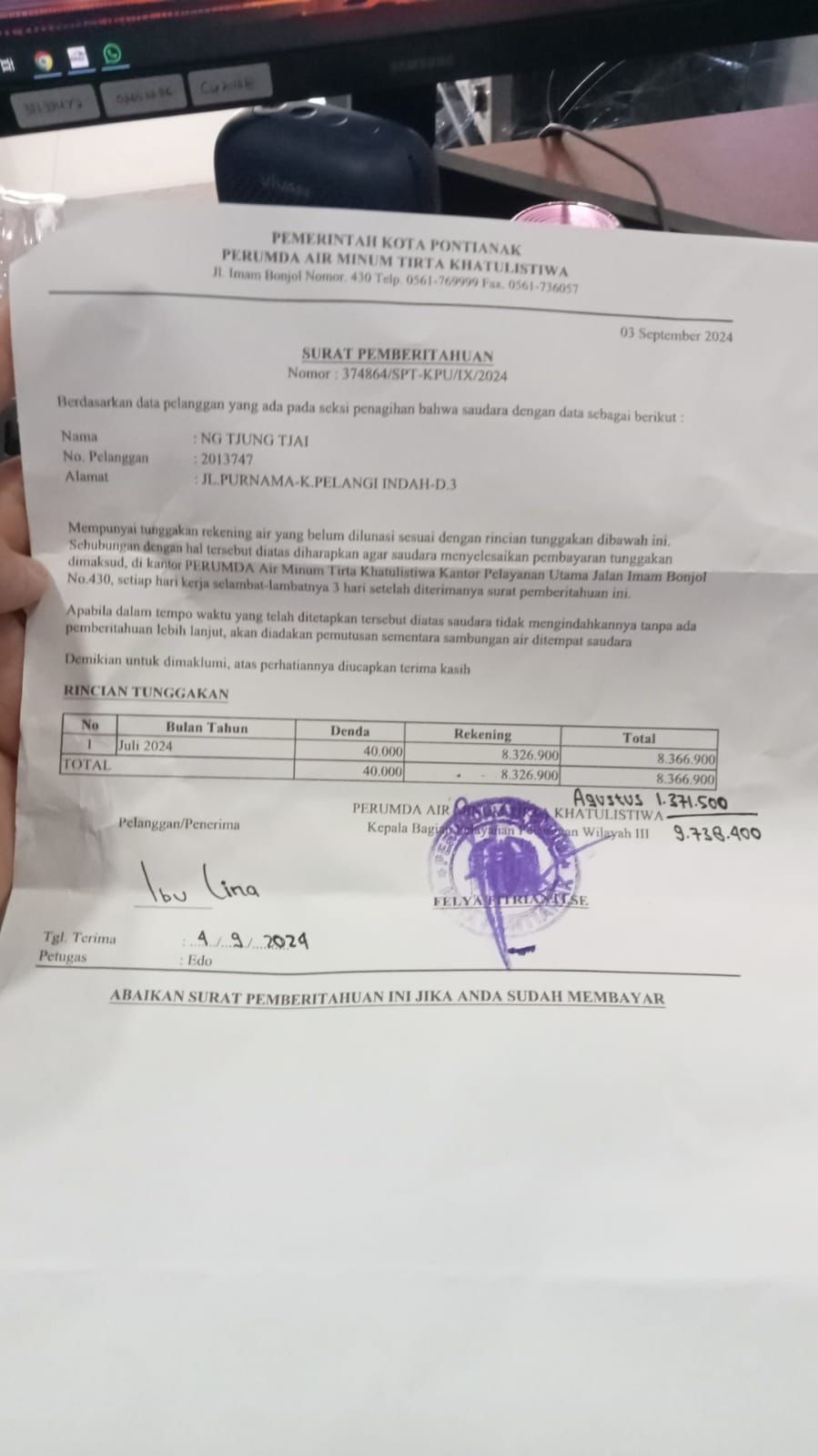 Seorang pelanggan menunjukkan tagihan PDAM yang membengkak, Kamis (5/9). (ISTIMEWA)