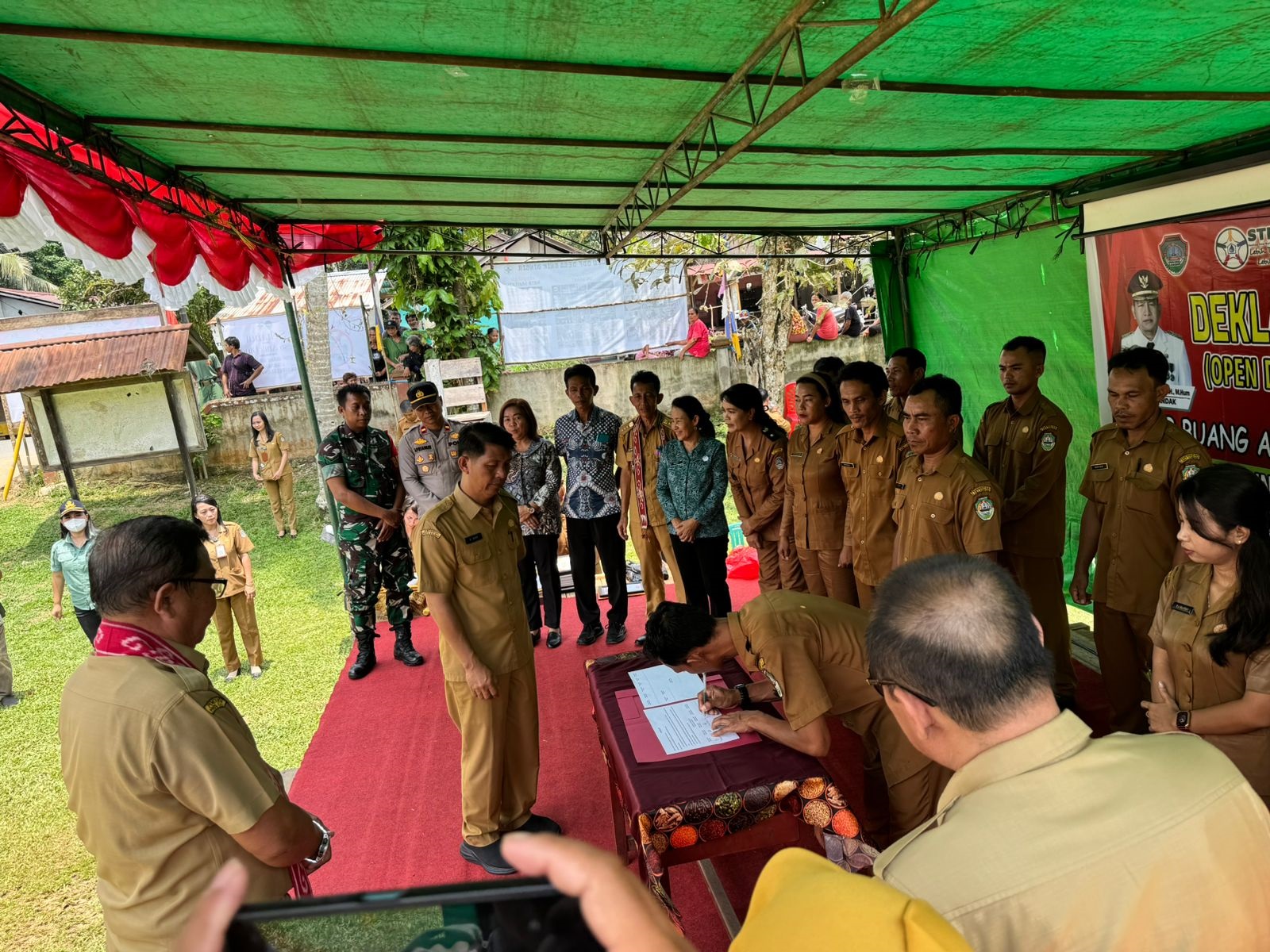 DEKLARASI: Suasana Deklarasi Open Defecation Free (ODF) atau stop Buang Air Besar Sembarangan (BABS) di Desa Anik, Menyuke.