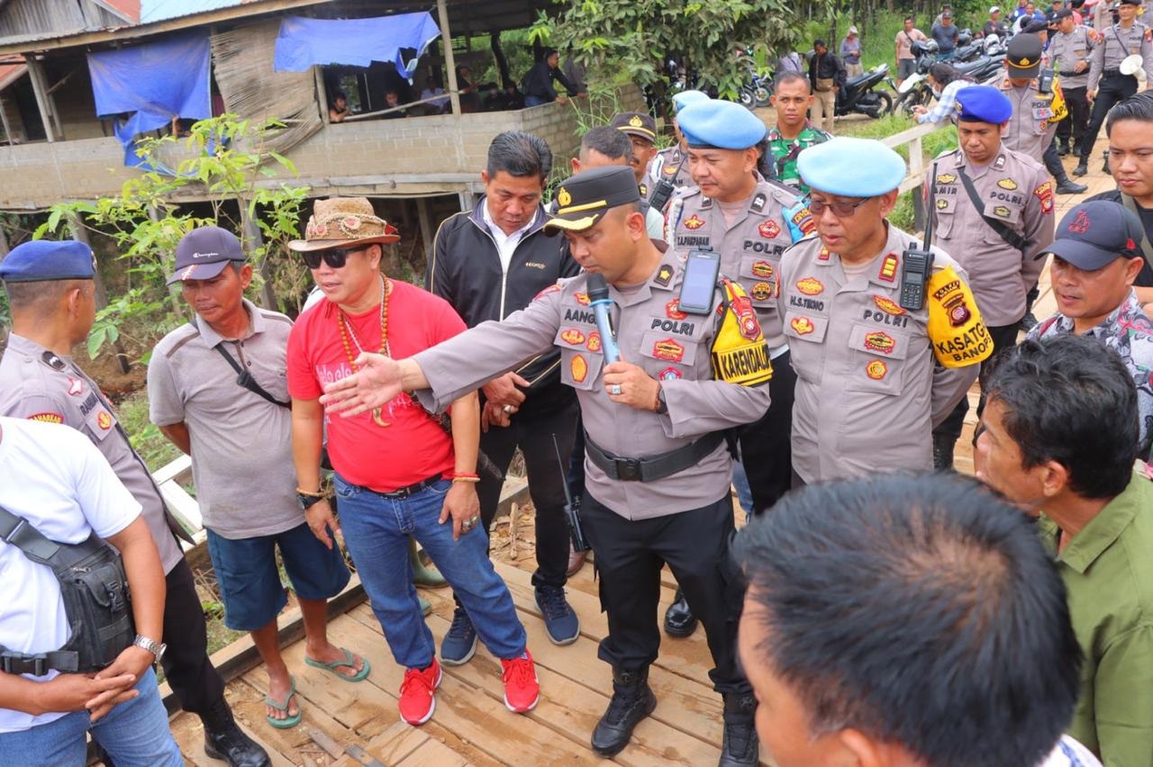 Aksi Warga : Polres Sintang mengerahkan puluhan personil untuk mengamankan aksi warga di jalan lintas Sintang &ndash; Semubuk.