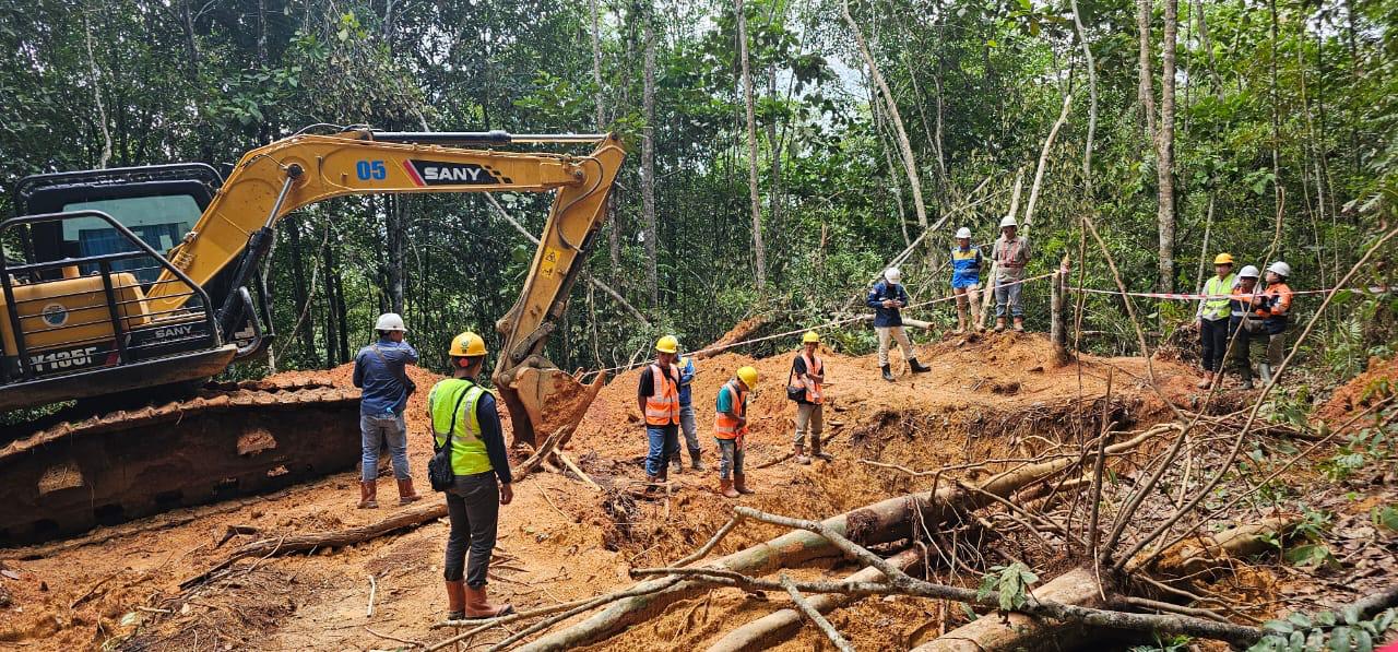 TAMBANG : Investigasi Inspektur tambang terhadap area operasional PT Mekko Metal Mining di Desa Pak Mayam, Kabupaten Landak.