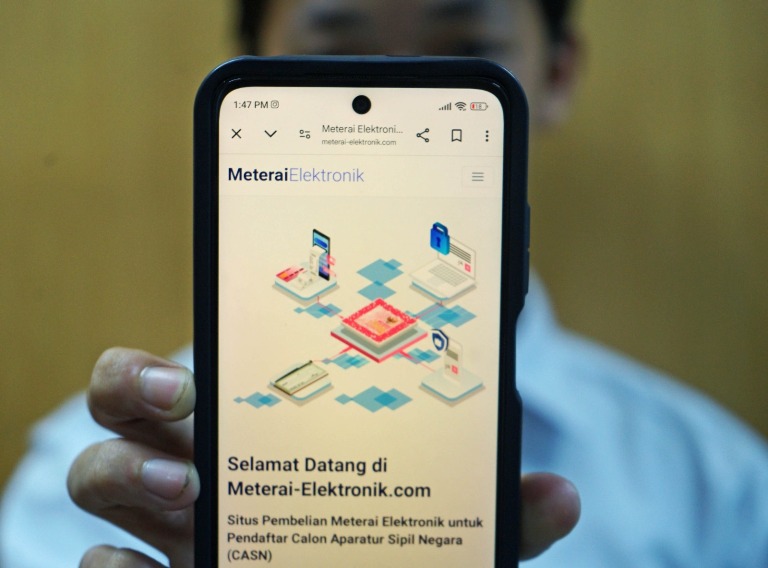 SUSAH AKSES:Warga memperlihatkan beranda depan website pembelian materai elektronik yang sempat sulit diakses.(HARYADI/PONTIANAKPOST)