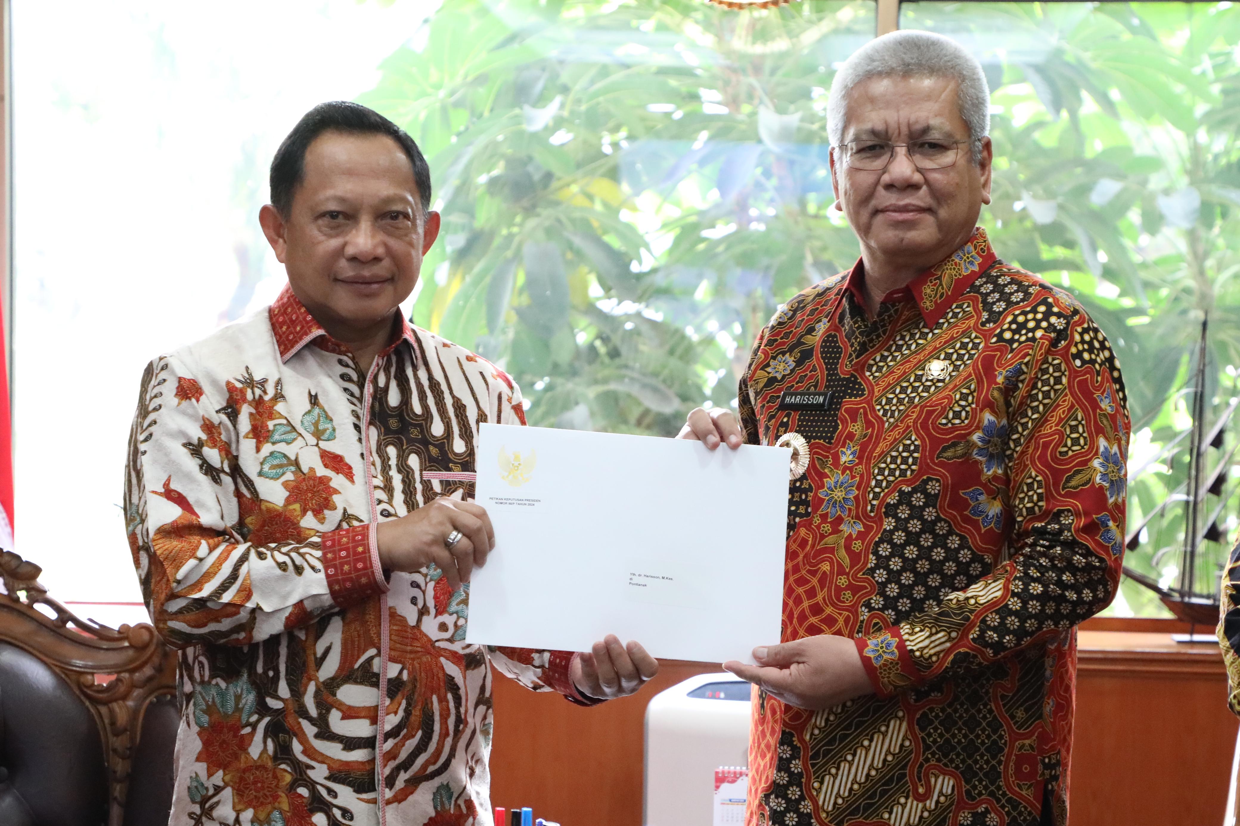 TERIMA : Pj Gubernur Kalbar Harisson menerima SK Presiden terkait perpanjangan masa jabatan dari Mendagri Tito Karnavian di Jakarta, Kamis (5/9).