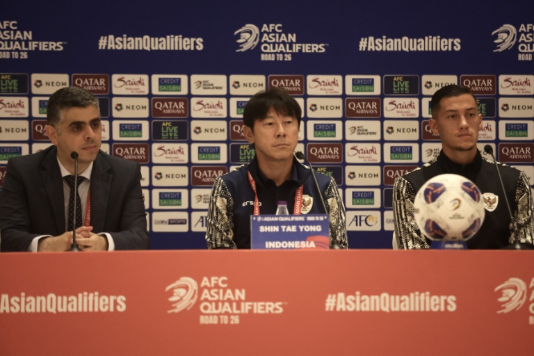Shin Tae-yong (tengah) bersama Jay Idzes saat menghadiri jumpa pers jelang pertemuan dengan Arab Saudi di putaran ketiga Kualifikasi Piala Dunia 2026. (PSSI.org)