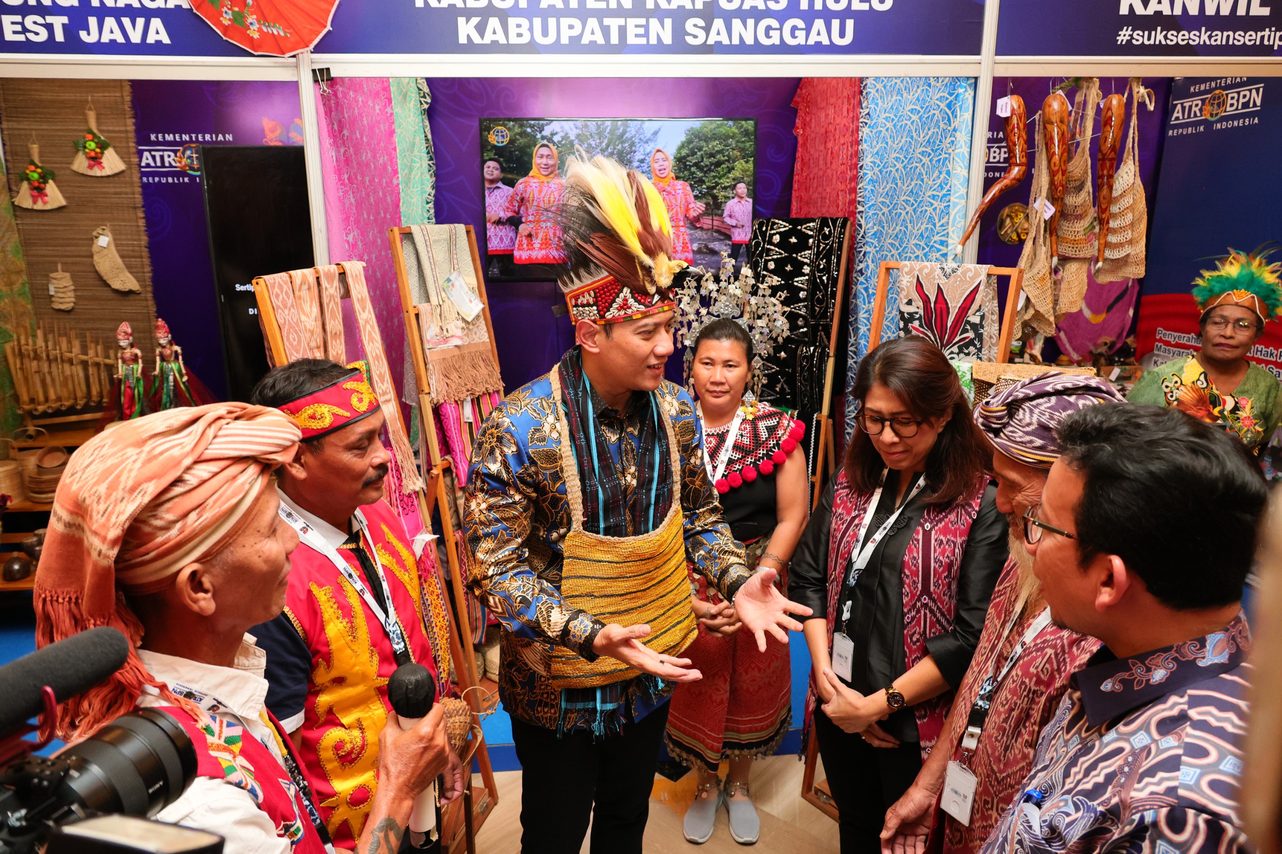 Menteri Agraria dan Tata Ruang/Kepala Badan Pertanahan Nasional (ATR/BPN), Agus Harimurti Yudhoyono (AHY) meresmikan Ekshibisi Tanah Ulayat yang digelar di The Trans Luxury Hotel, Bandung.