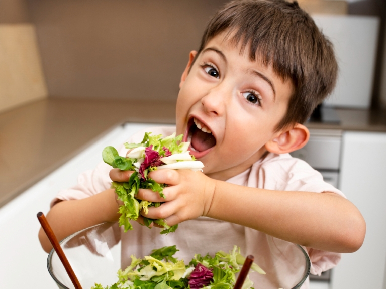 Ilustrasi anak lahap makan sayur.(FREEPIK)