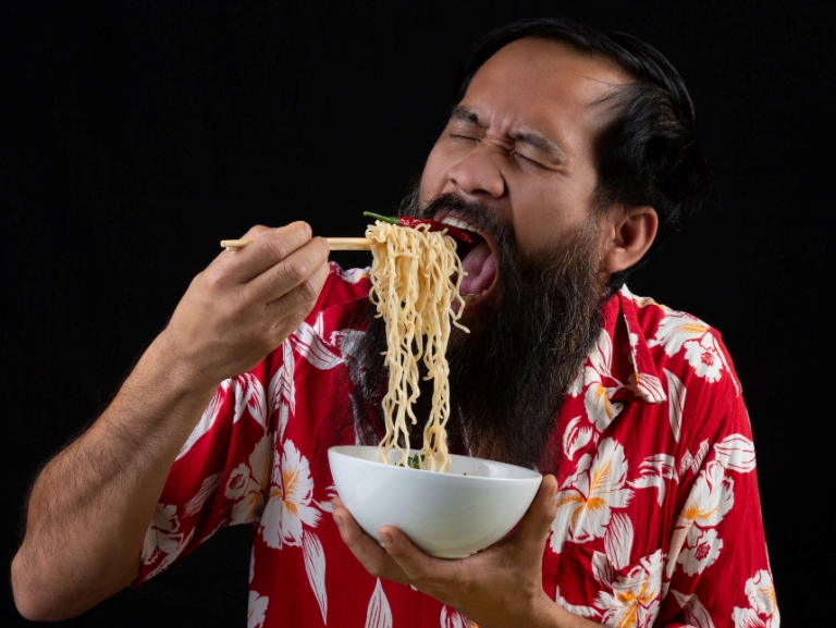 Ilustrasi pria makan mie instan, simak bahayanya jika terlalu banyak.(FREEPIK)