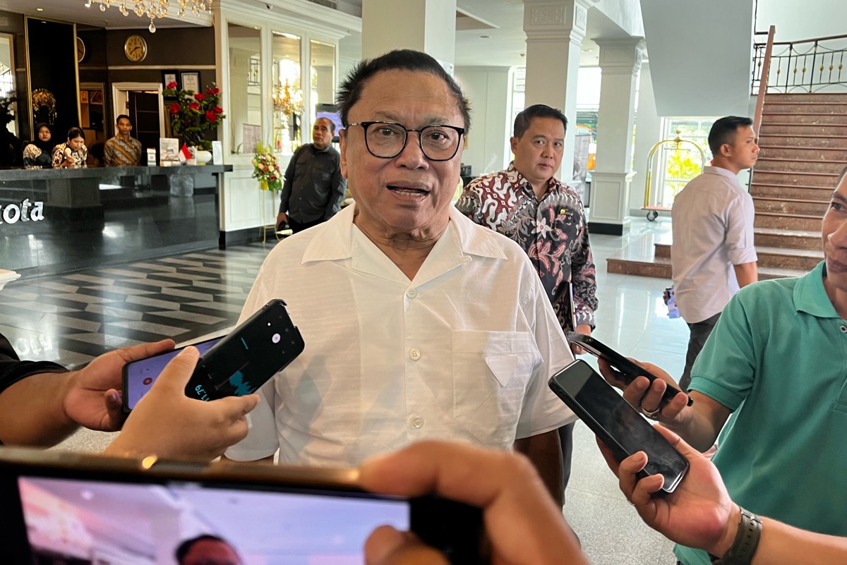 Oesman Sapta Oedang saat berjumpa dengan belasan wartawan di Hotel Mahkota, Pontianak.