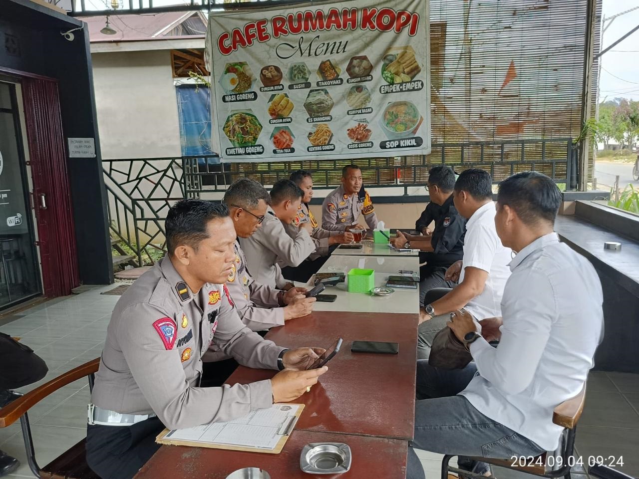 JALIN KOMUNIKASI: Polres Landak saat menggelar kegiatan cooling system bersama KPU dan Bawaslu Landak dengan suasana santai di warung kopi.