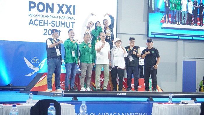 PERDANA: &nbsp;Dhea (paling kanan) berhasil memberikan medali perunggu bagi Kalbar di cabor angkat besi. Medali ini merupakan yang pertama diraih Kalbar di ajang PON Aceh.