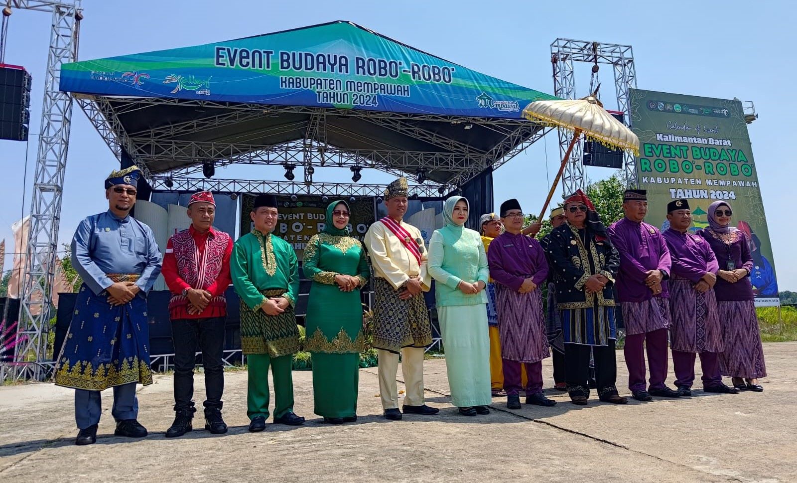 BUDAYA: Ria Norsan saat menghadiri pembukaan event budaya robo-robo di Kuala Mempawah.