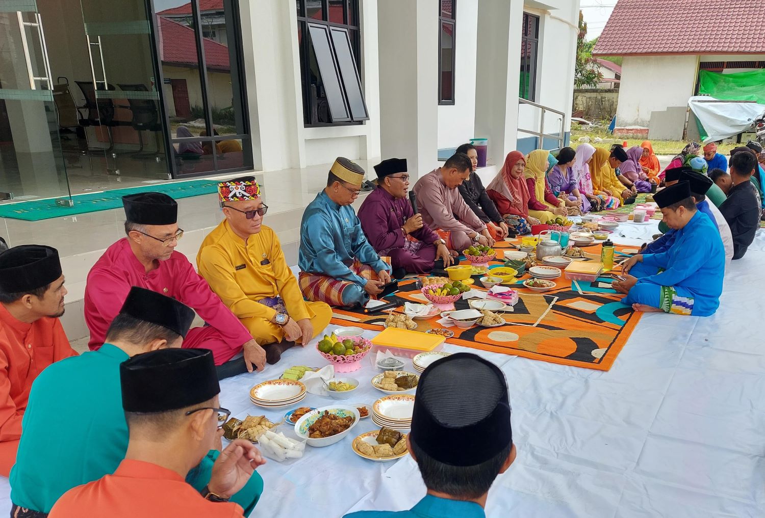 SAPRAHAN: Suasana ASN Kemenag Mempawah makan saprahan rayakan robo-robo 2024.