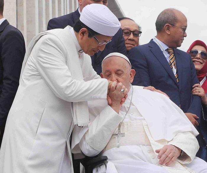CIUM TANGAN: Pemimpin Takhta Suci Vatikan, Paus Fransiskus (kanan) mencium tangan Imam Besar Masjid Istiqlal Nasaruddin Umar usai melakukan foto bersama di Masjid Istiqlal, Jakarta, Kamis (5/9).