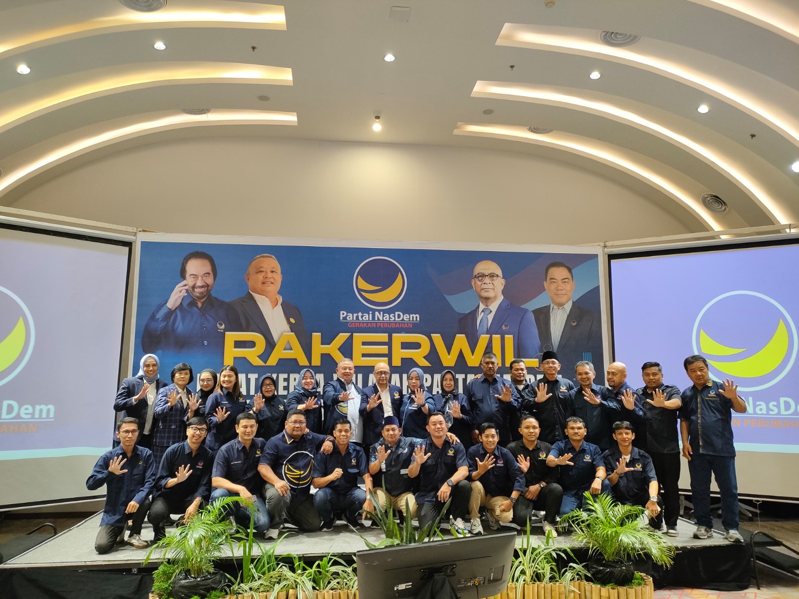 Pengurus NasDem Kalbar pada acara Rakerwil NasDem di Hotel Mercure, Pontianak, Jumat (6/9).(DENI HAMDANI/PONTIANAK POST)