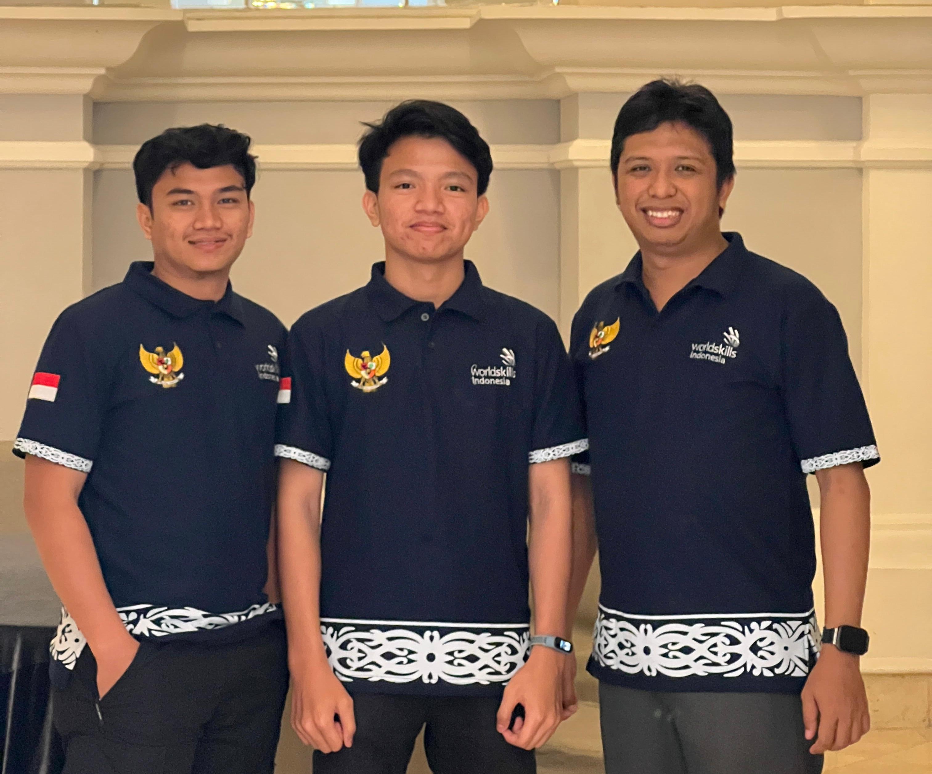 Fikri Haykal Fahreza dan Muhammad Chairil Fathir Pahlevi saat foto bersama pakar industry 4.0 yang membimbingnya dalam mempersiapkan kompetisi.