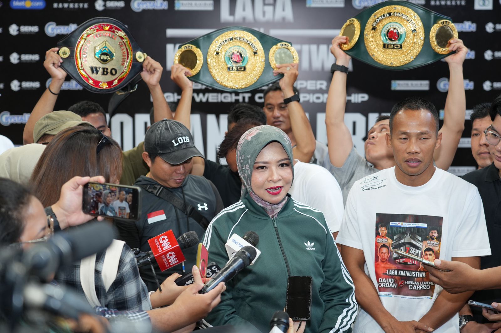 KETERANGAN : Kepala Disporapar Kalbar Windy Prihastari bersama petinju Indonesia asal Kalbar Daud Yordan memberikan keterangan usai Wieght In & Face Off Session di GOR Terpadu Ayani.