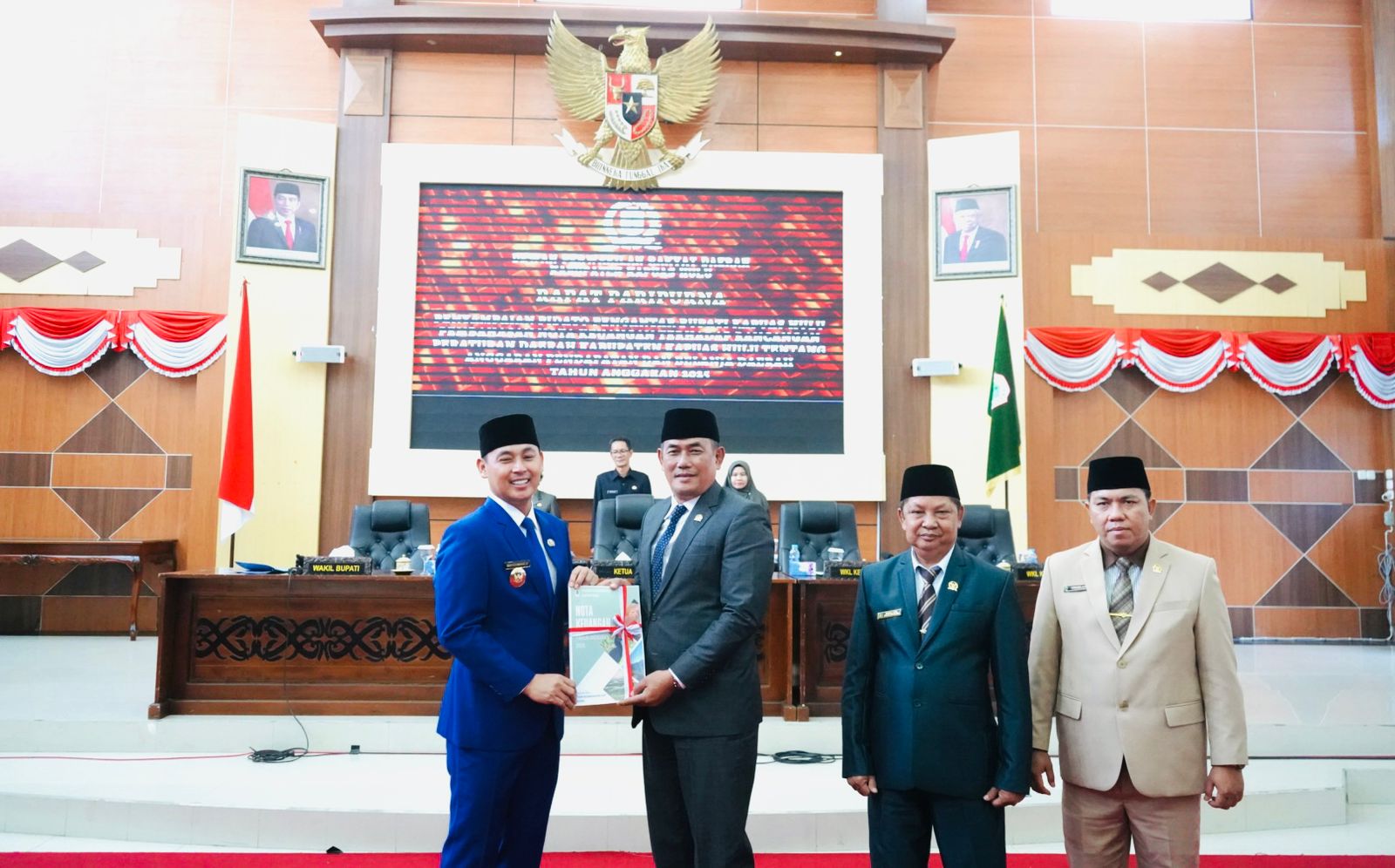 DRAFT: Wabup Kapuas Hulu, Wahyudi Hidayat menyerahkan draft Raperda APBD Kapuas Hulu tahun anggaran 2025 kepada Kuswandi, Ketua DPRD Kapuas Hulu di Aula Gedung DPRD Kapuas Hulu, Putussibau.