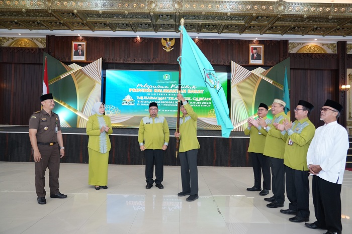 KAFILAH: Ketua Umum LPTQ Kalbar Andi Musa mengibarkan bendera Akcaya dengan disaksikan para pejabat yang hadir tanda dilepasnya Kafilah Kalbar menuju MTQ XXX Nasio