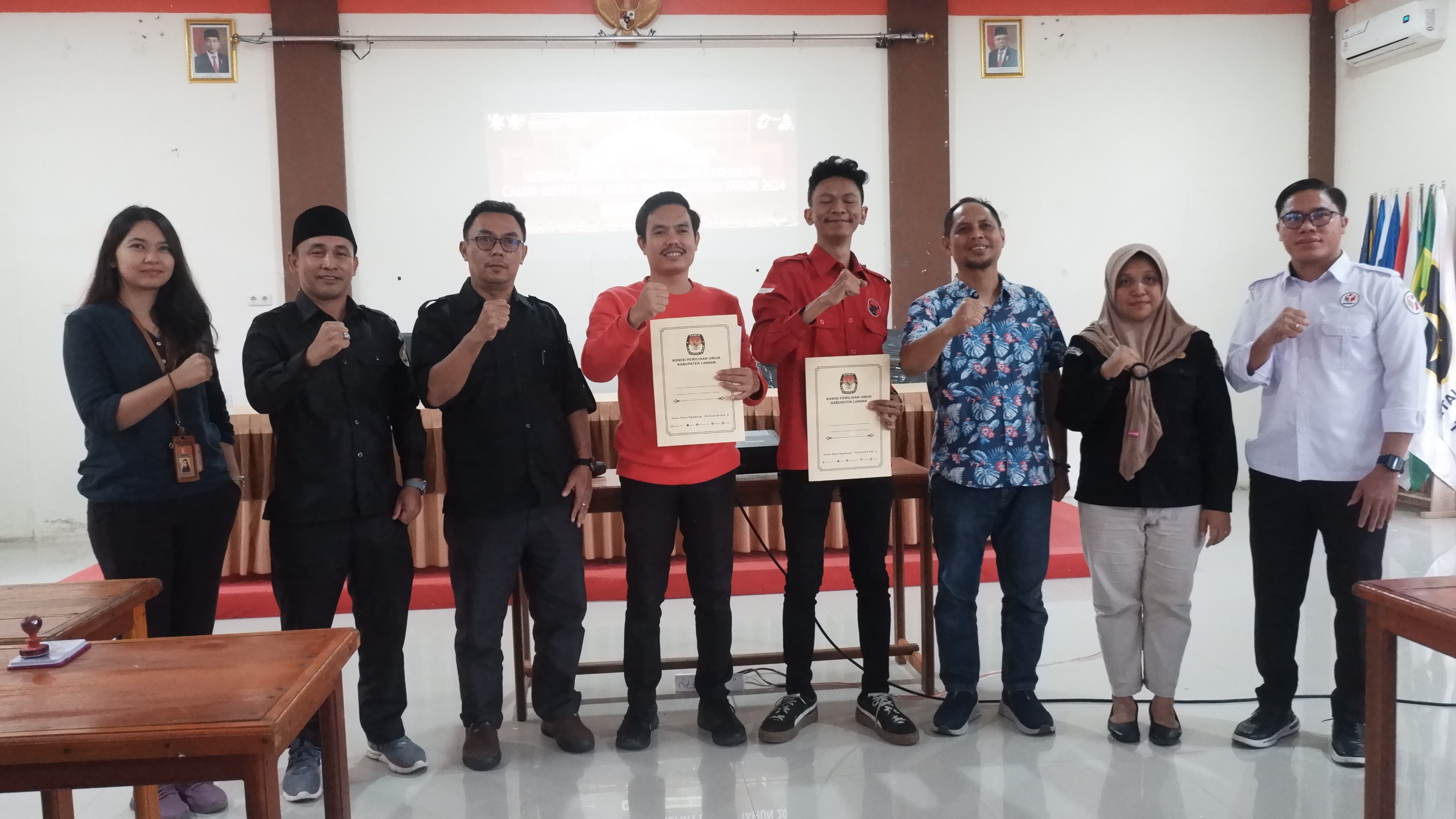 BACAKAN HASIL: KPU Kabupaten Landak membacakan hasil pemeriksaan kesehatan dua pasangan bakal calon bupati dan wakil bupati Landak.