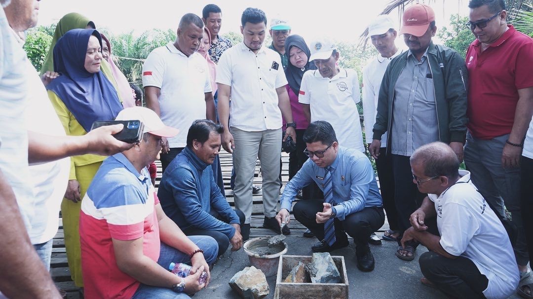 BATU PERTAMA: Bupati Sambas Satono bersama Anggota DPRD Kabupaten Sambas Yakob Pujana serta Pemdes dan masyarakat Desa Lubuk Dagang saat peletakan batu pertama pembangunan jembatan, Kamis (5/9).