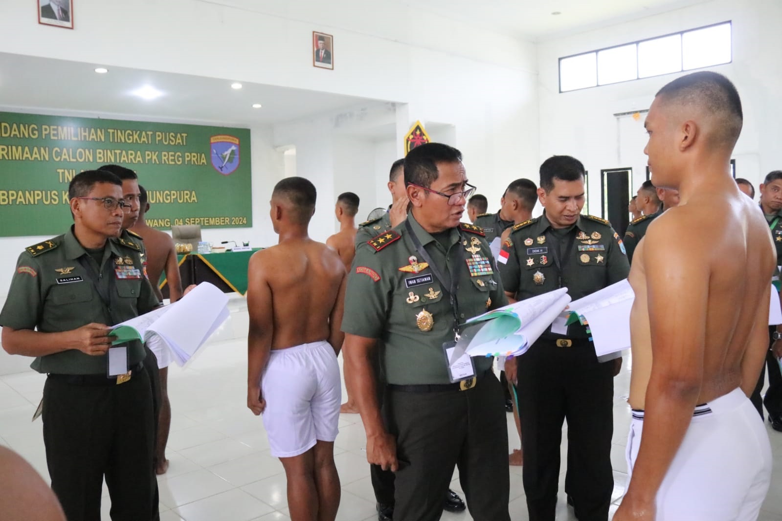 SIDANG: Pangdam XII/Tanjungpura Mayjen TNI Iwan Setiawan,saat Sidang Pemilihan Tingkat Pusat Penerimaan Calon Bintara Prajurit Karier Reguler Pria TNI AD TA 2024 Subpanpus Kodam XII/Tpr.