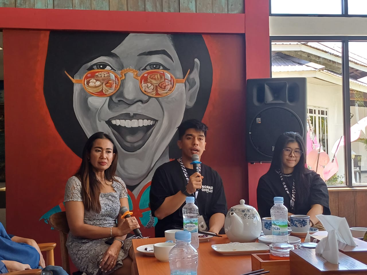 Owner Dangau Hotels and Resorts, Dias Shane bersama Managing Director Dangau Hotels and Resorts, Ika Florentina memberikan keterangan kepada awak media Jumat (6/9).(ASHRI ISNAINI/PONTIANAK POST)